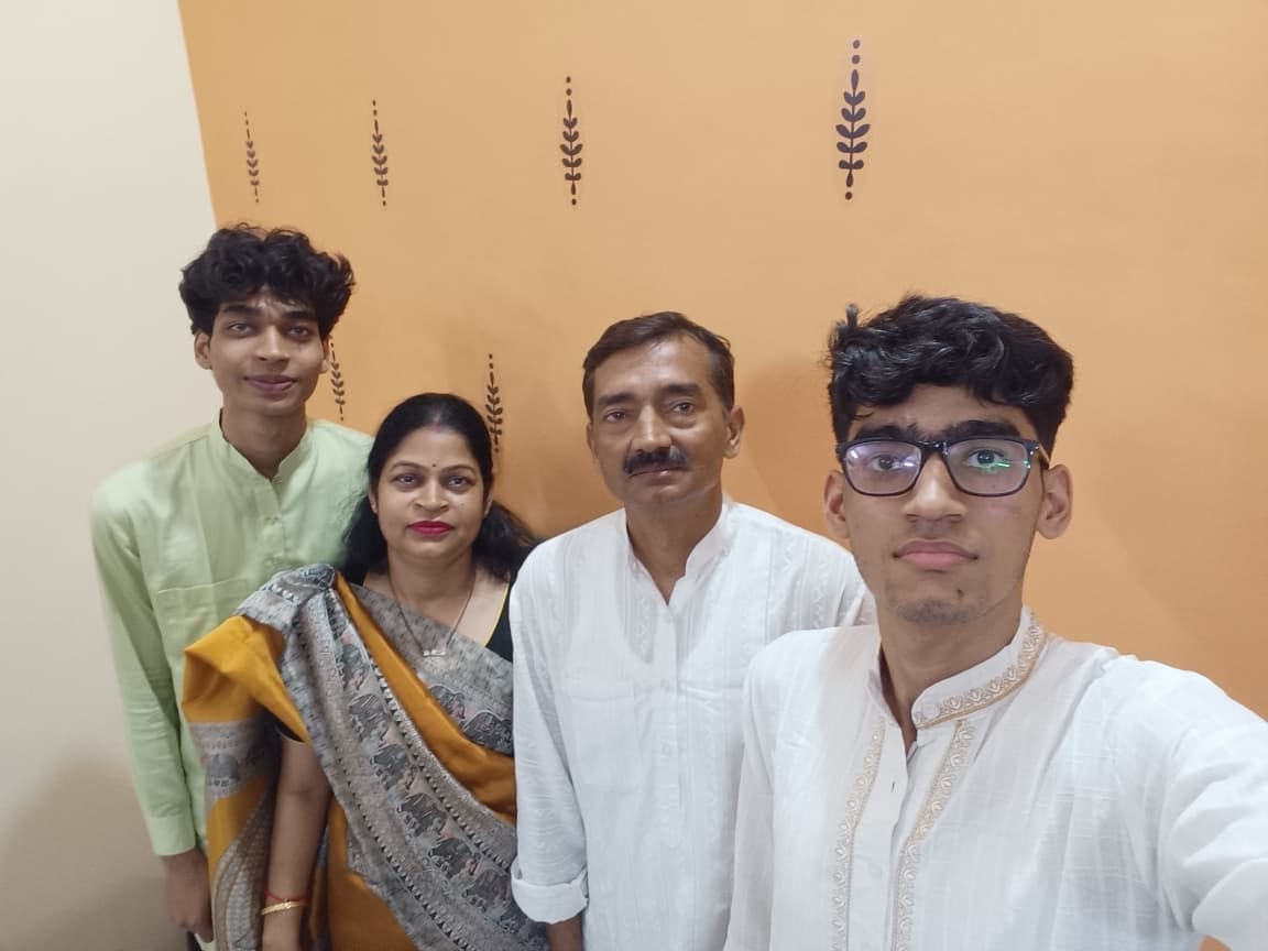 शामली के सरस्वती विद्या मंदिर इंटर कॉलेज के छात्र आर्यन को मिठाई खिलाते परिजन। स्रोत परिजन शामली के सरस्वती विद्या मंदिर इंटर कॉलेज के छात्र आर्यन को मिठाई खिलाते परिजन। स्रोत परिजन