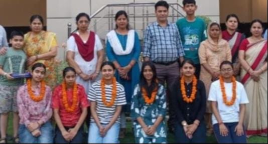 शामली के सरस्वती विद्या मंदिर इंटर कॉलेज के छात्र आर्यन को मिठाई खिलाते परिजन। स्रोत परिजन शामली के सरस्वती विद्या मंदिर इंटर कॉलेज के छात्र आर्यन को मिठाई खिलाते परिजन। स्रोत परिजन