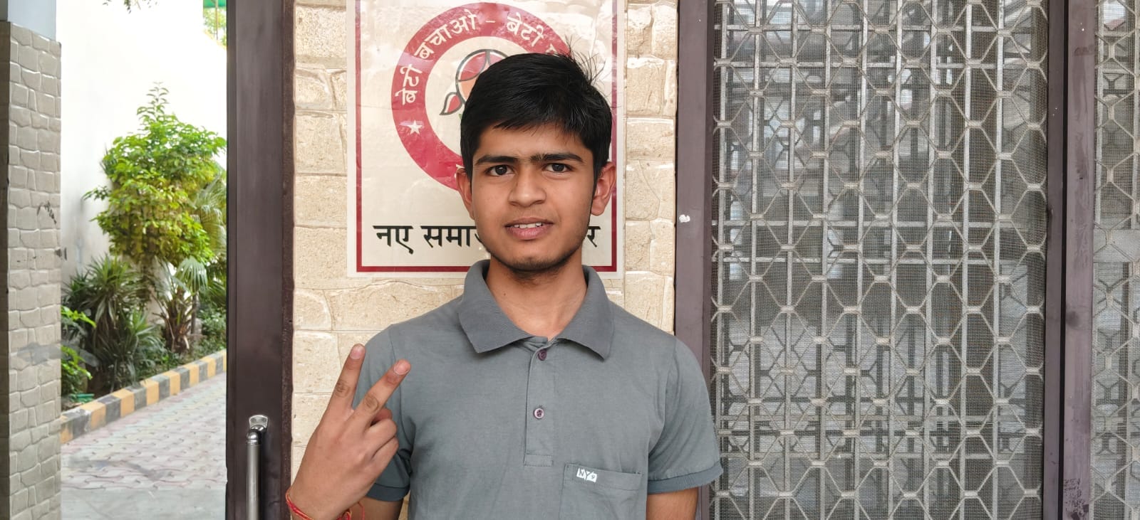 शामली के देवी उमरा कौर वैदिक इंटर कॉलेज बनत में हाई -स्कूल के जिला टॉपर छात्र अश्वनी कुमार को शामली के देवी उमरा कौर वैदिक इंटर कॉलेज बनत में हाई -स्कूल के जिला टॉपर छात्र अश्वनी कुमार को