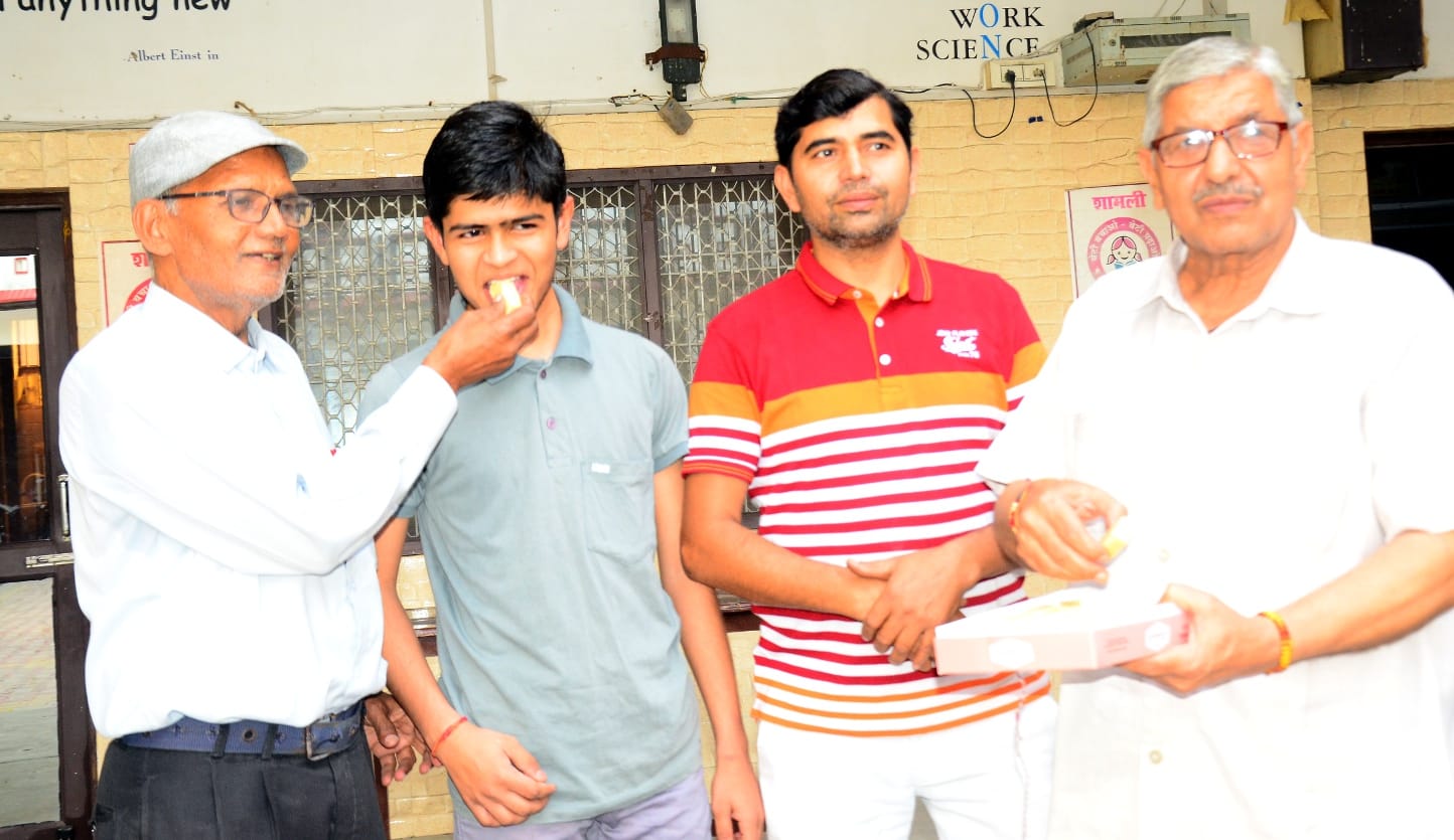 शामली के देवी उमरा कौर वैदिक इंटर कॉलेज बनत में हाई -स्कूल के जिला टॉपर छात्र अश्वनी कुमार को शामली के देवी उमरा कौर वैदिक इंटर कॉलेज बनत में हाई -स्कूल के जिला टॉपर छात्र अश्वनी कुमार को