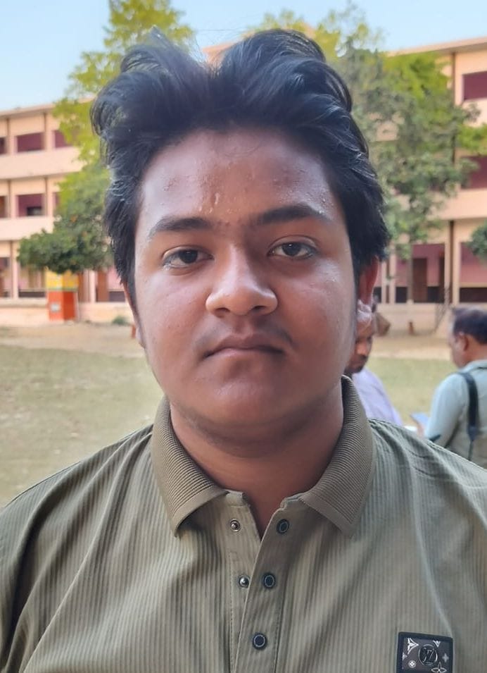 श्वेता को मिठाई खिलातीं हुई मां कोमल। संवाद