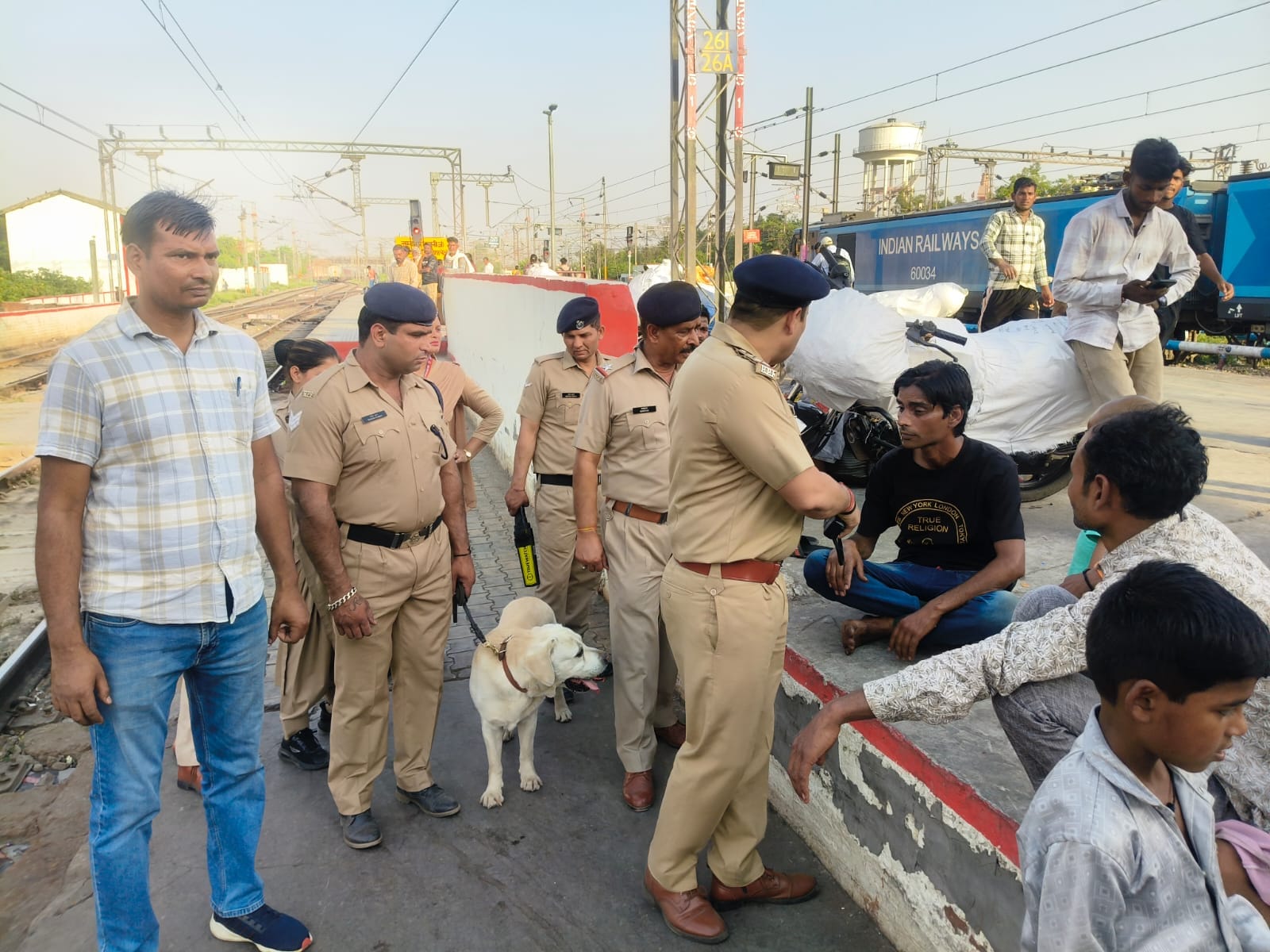 अंबाला कैंट रेलवे स्टेशन के पार्सल कार्यालय में जांच करती आरपीएफ की टीम। संवाद