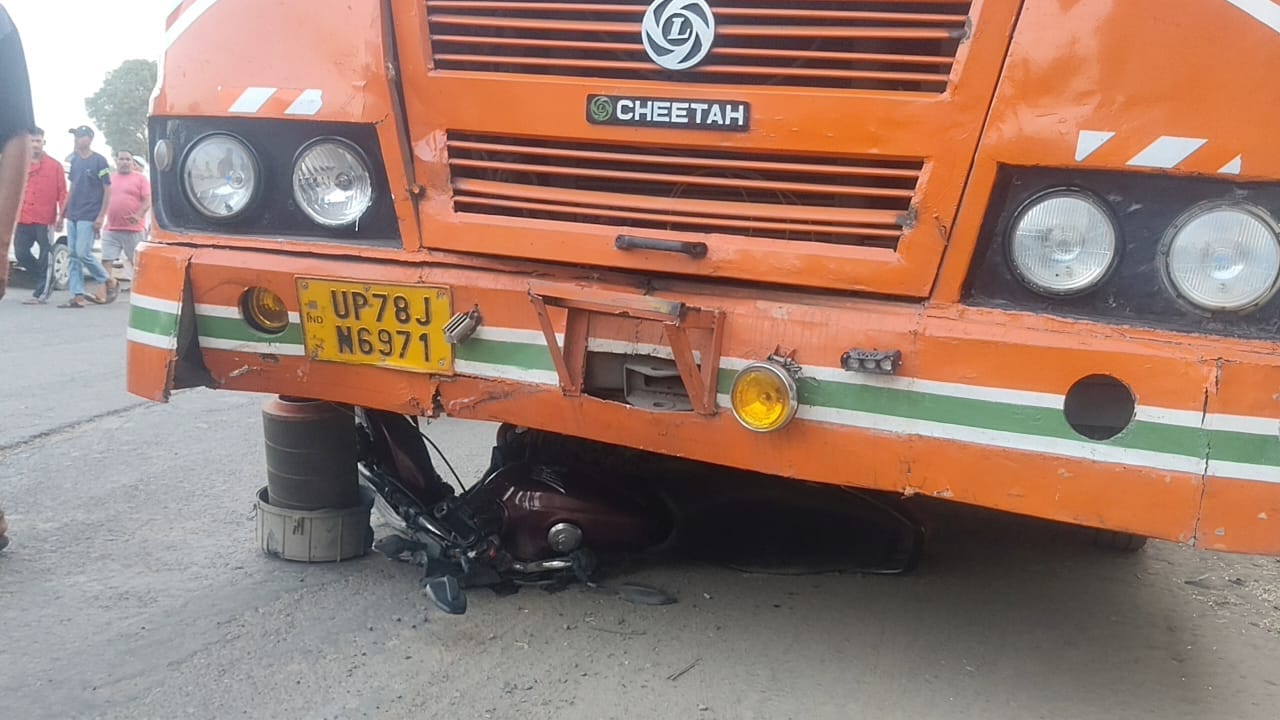 बहसूमा। मोड खुर्द फ्लाईओवर के पास हुए हादसे के बाद जमा हुई भीड़ का फोटो संवाद बहसूमा। मोड खुर्द फ्लाईओवर के पास हुए हादसे के बाद जमा हुई भीड़ का फोटो संवाद