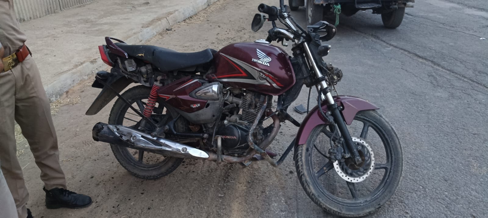 बहसूमा। मोड खुर्द फ्लाईओवर के पास हुए हादसे के बाद जमा हुई भीड़ का फोटो संवाद बहसूमा। मोड खुर्द फ्लाईओवर के पास हुए हादसे के बाद जमा हुई भीड़ का फोटो संवाद