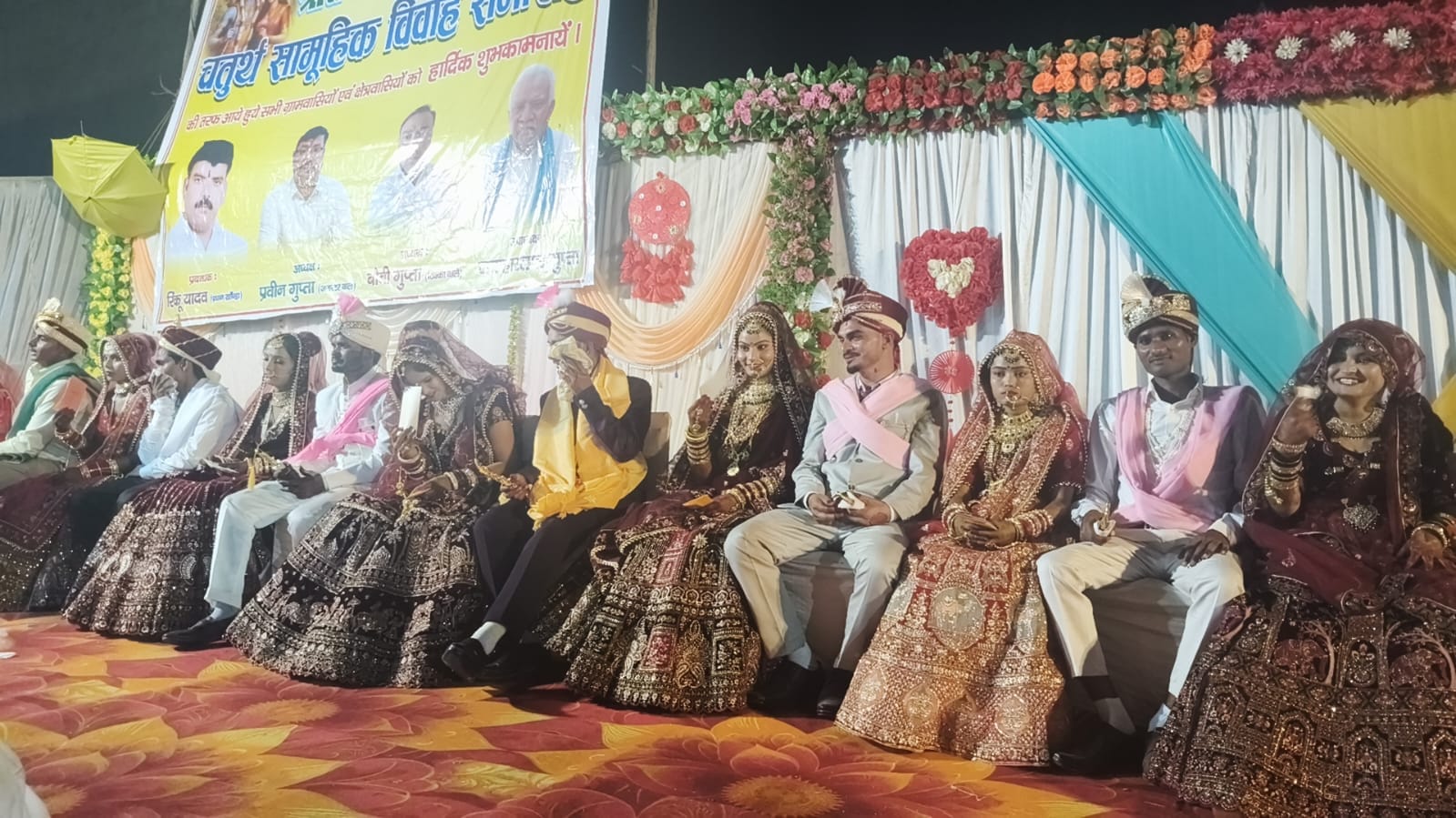 बरहन , खांडा में सामूहिक विवाह समारोह में एक दूजे के हुए नव युगल।