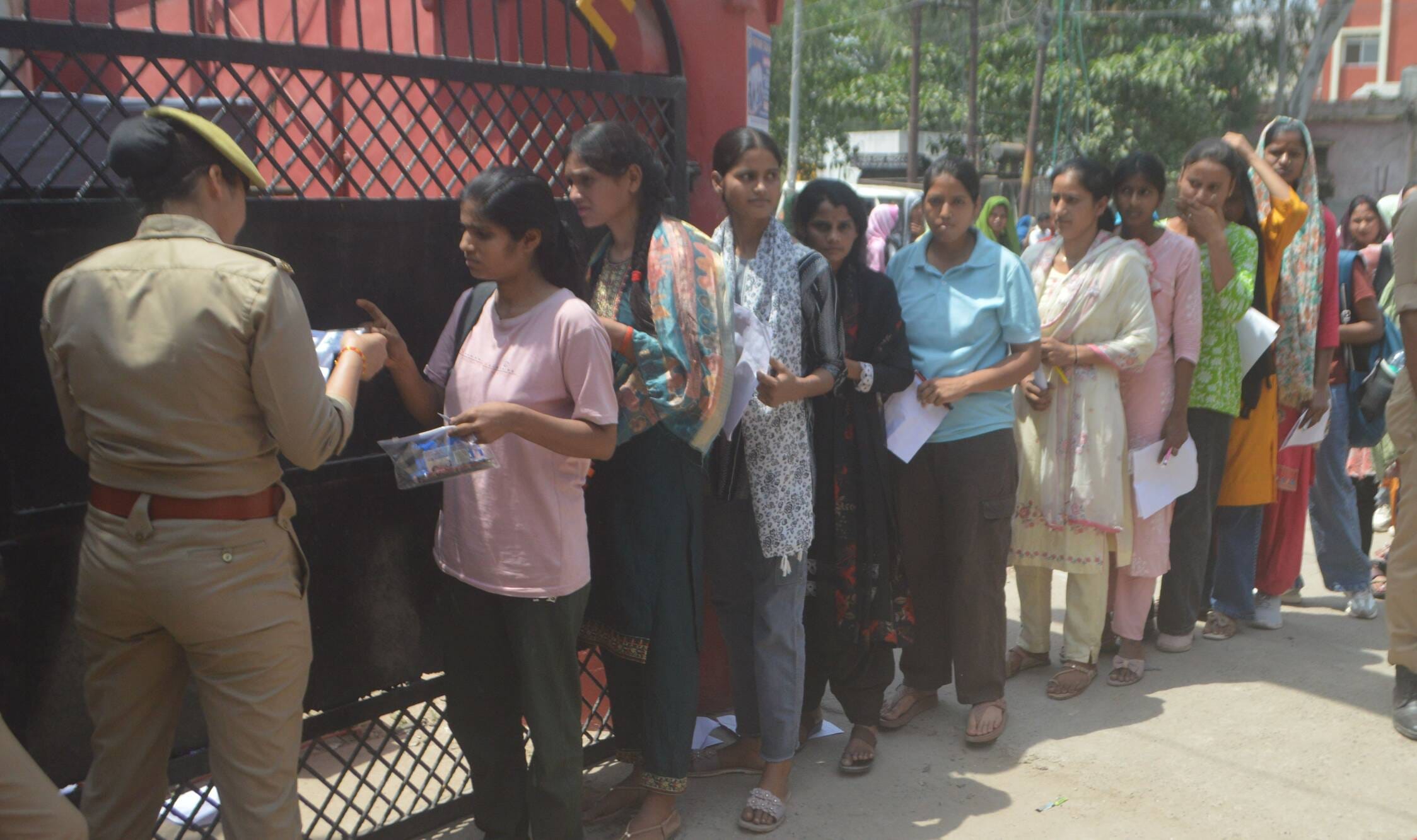 फोटो-10- जीजीआईसी में परीक्षा देकर बाहर निकलते अभ्यार्थी। संवाद फोटो-10- जीजीआईसी में परीक्षा देकर बाहर निकलते अभ्यार्थी। संवाद