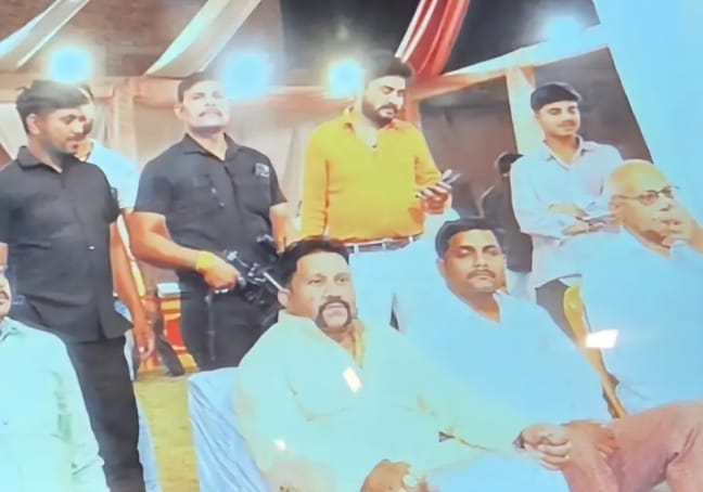 फोटो-44 कायमगंज शादी समारोह में घटना के बाद प्रदीप से जानकारी करती पुलिस। संवाद फोटो-44 कायमगंज शादी समारोह में घटना के बाद प्रदीप से जानकारी करती पुलिस। संवाद