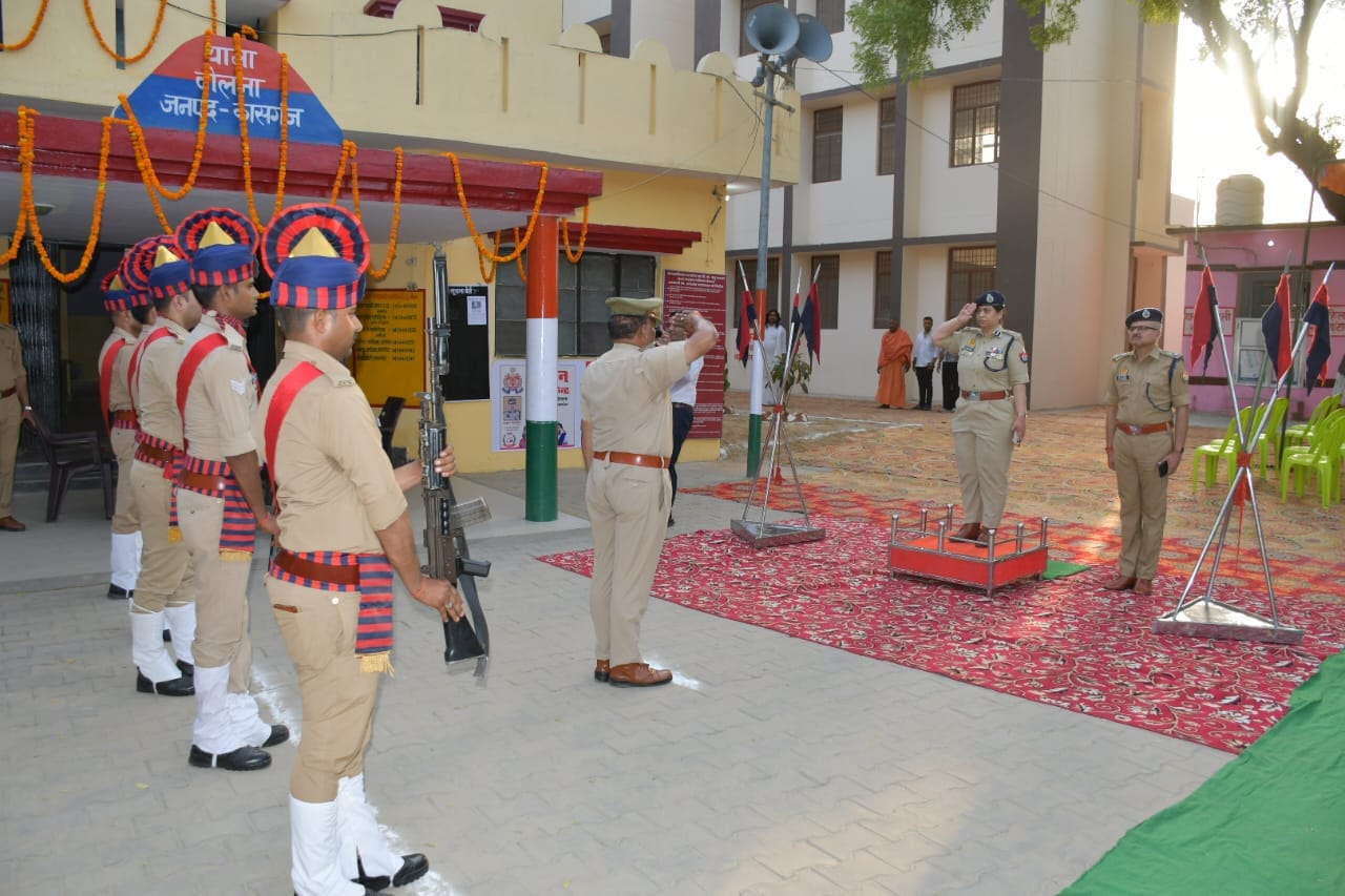 फोटो 56 - ढोलना थाने में होस्टल, विवेचना कक्ष लोकार्पण करतीं एडीजी अनुपम कुलश्रेष्ठ साथ में एसप