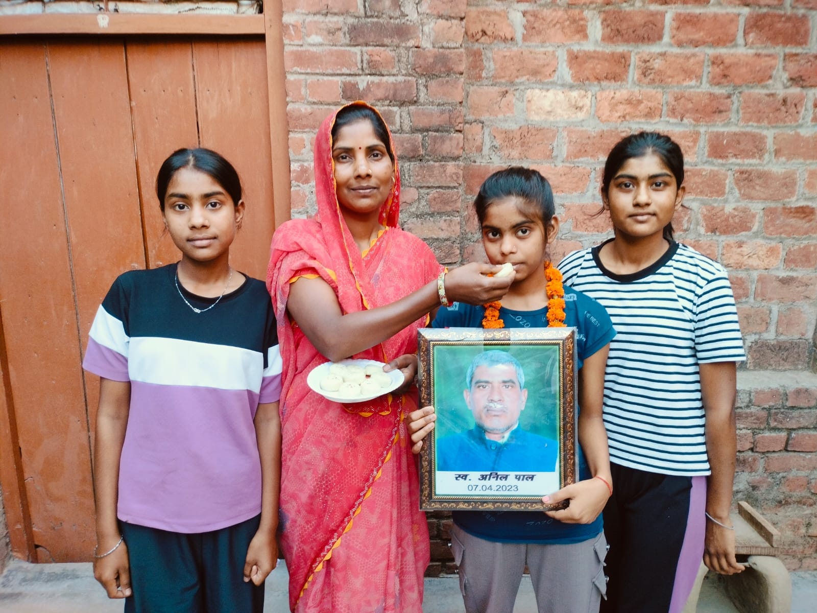 फोटो-7- मयंक का मुंह मीठा कराती बहन। संवाद फोटो-7- मयंक का मुंह मीठा कराती बहन। संवाद