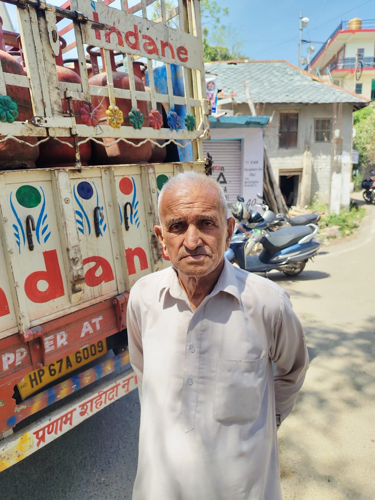गैस सिलिंडर के लिए ऊहल पहुंची महिलाएं। स्रोत : जागरूक पाठक गैस सिलिंडर के लिए ऊहल पहुंची महिलाएं। स्रोत : जागरूक पाठक