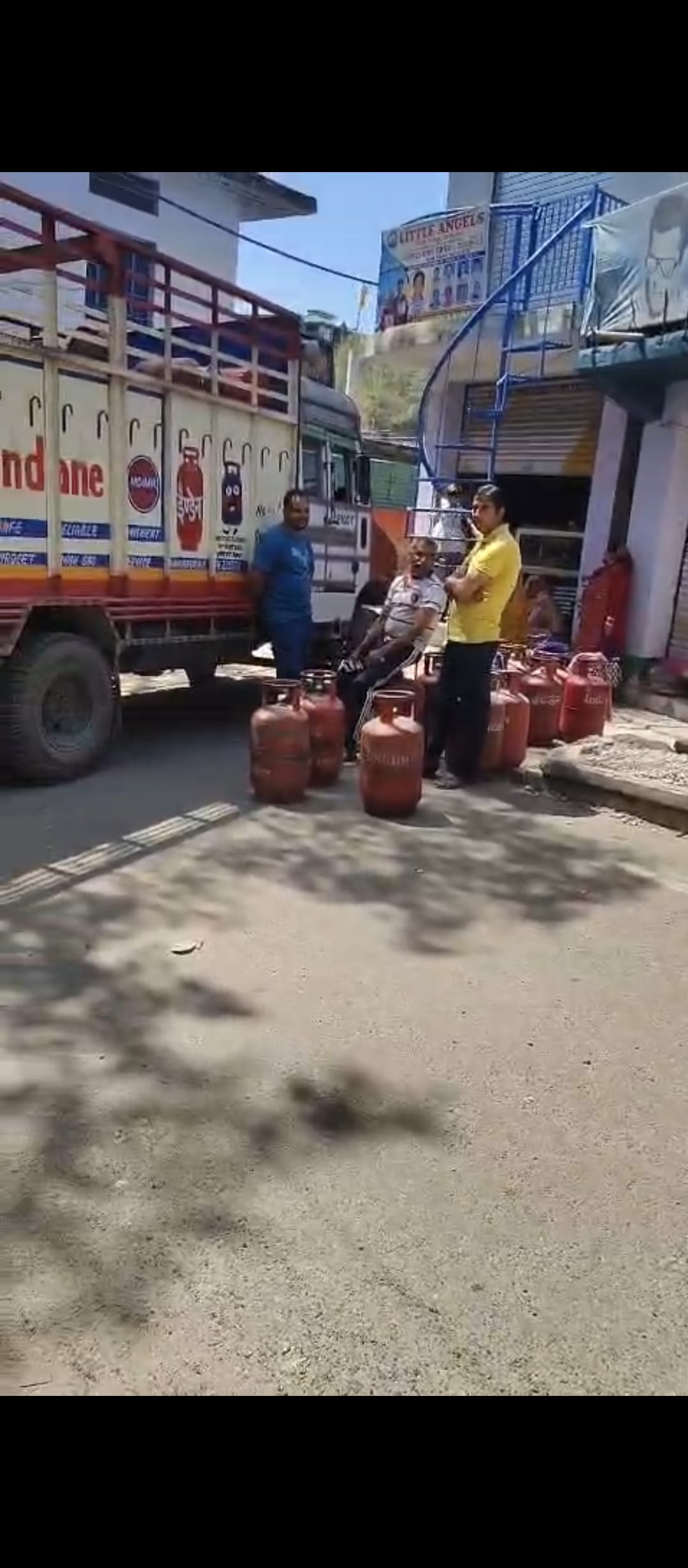 गैस सिलिंडर के लिए ऊहल पहुंची महिलाएं। स्रोत : जागरूक पाठक गैस सिलिंडर के लिए ऊहल पहुंची महिलाएं। स्रोत : जागरूक पाठक