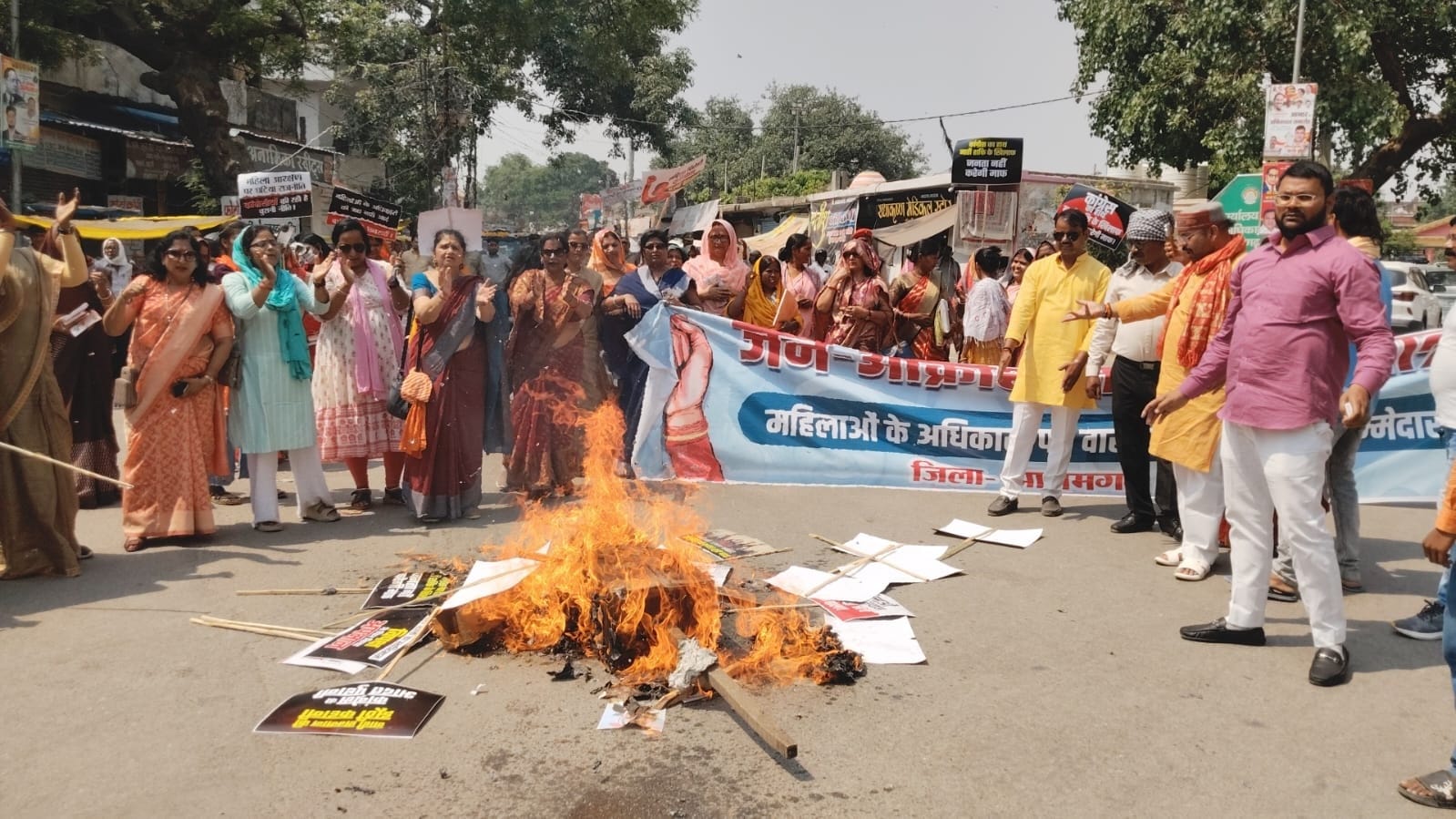 हरिऔध कला केंद्र में जन आक्रोश महिला सम्मेलन में मंत्री अनिल राजभर सहित मंच पर अन्य। संवाद