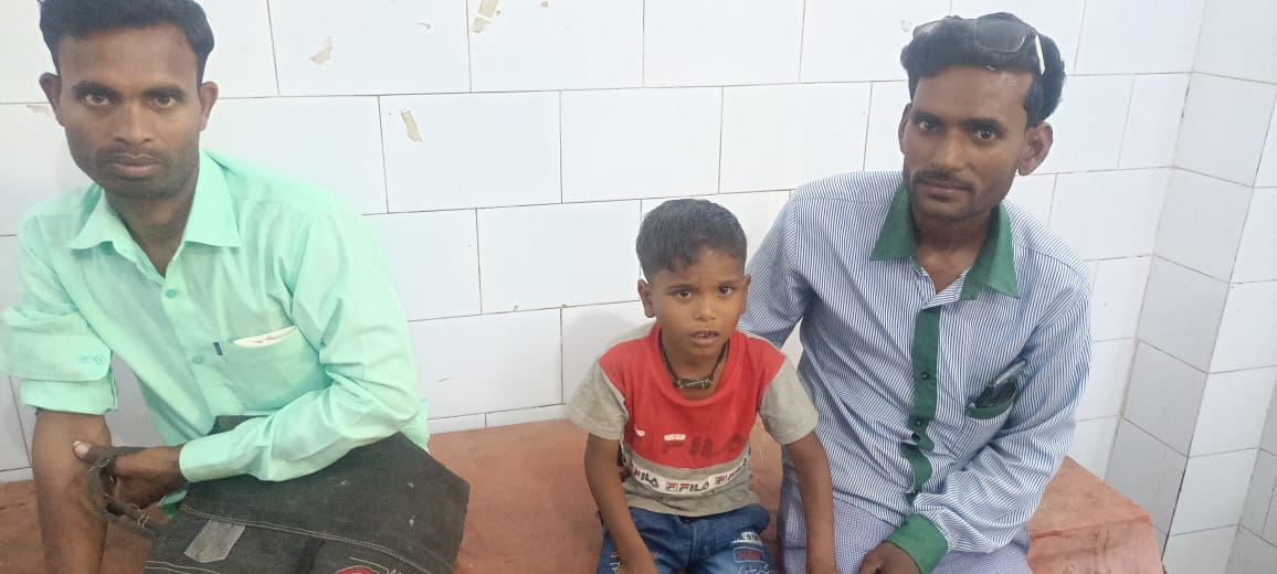 जिला अस्पताल पहुंचे बच्चे को रैबीज टीका लगता कर्मचारी। संवाद
