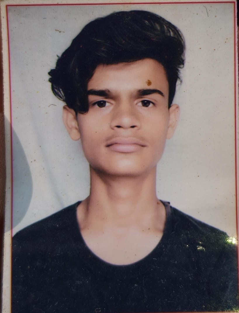 जलेसर में कूंए से शव निकालती पुलिस व दमकल विभाग की टीम। संवाद जलेसर में कूंए से शव निकालती पुलिस व दमकल विभाग की टीम। संवाद