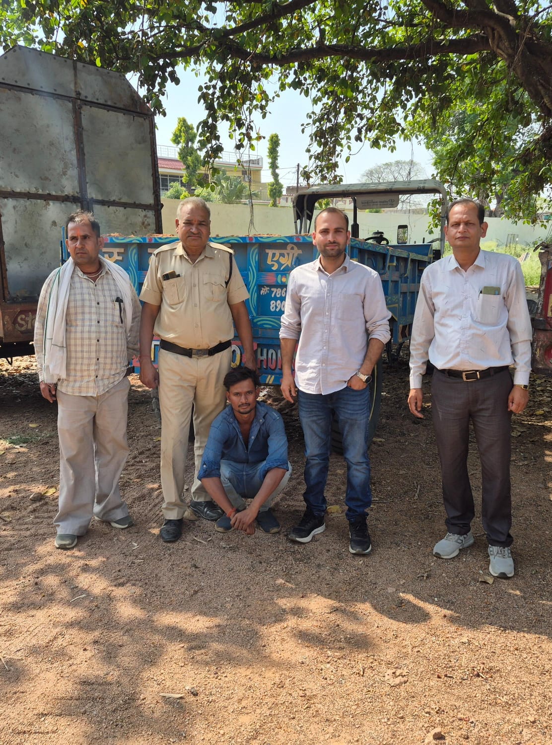 जप्त किए गए ट्रैक्टर ट्राली