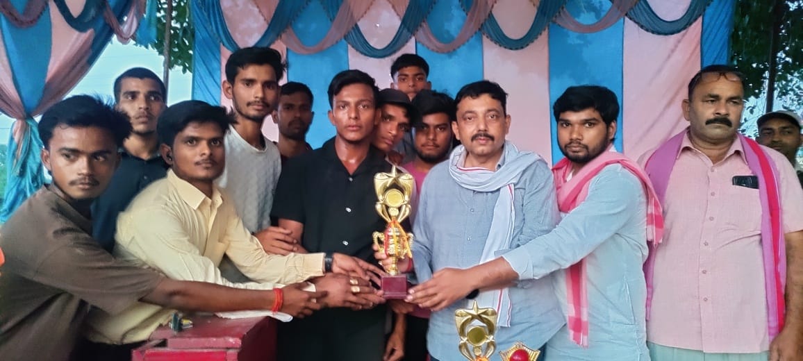 कृभको फर्टिलाइजर्स मैदान पर आयोजित अंडर-16 लीग में शॉट खेलता बल्लेबाज। स्रोत : आयोजक कृभको फर्टिलाइजर्स मैदान पर आयोजित अंडर-16 लीग में शॉट खेलता बल्लेबाज। स्रोत : आयोजक