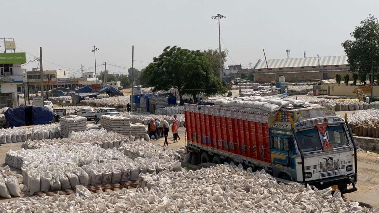 कुरुक्षेत्र। अनाजमंडी में रखी गेहूं की बोरियां। संवाद कुरुक्षेत्र। अनाजमंडी में रखी गेहूं की बोरियां। संवाद