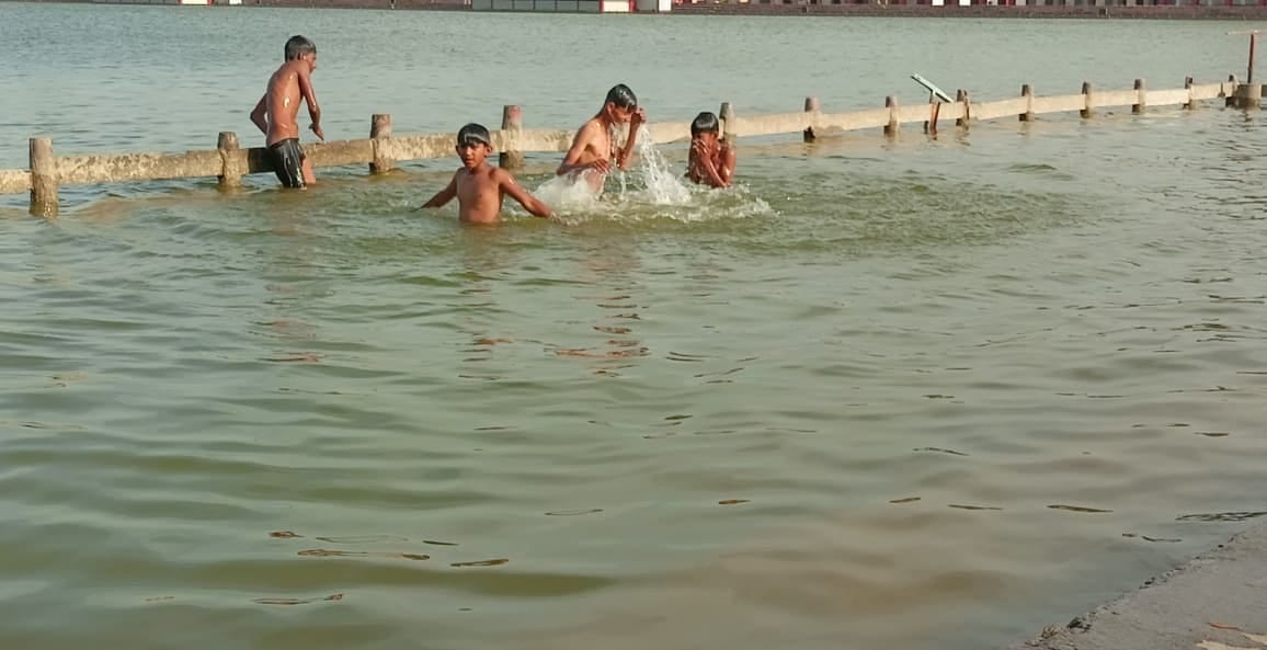 कुरुक्षेत्र। ब्रह्मसरोवर में शुक्रवार को डुबकी लगाते बच्चे। संवाद कुरुक्षेत्र। ब्रह्मसरोवर में शुक्रवार को डुबकी लगाते बच्चे। संवाद