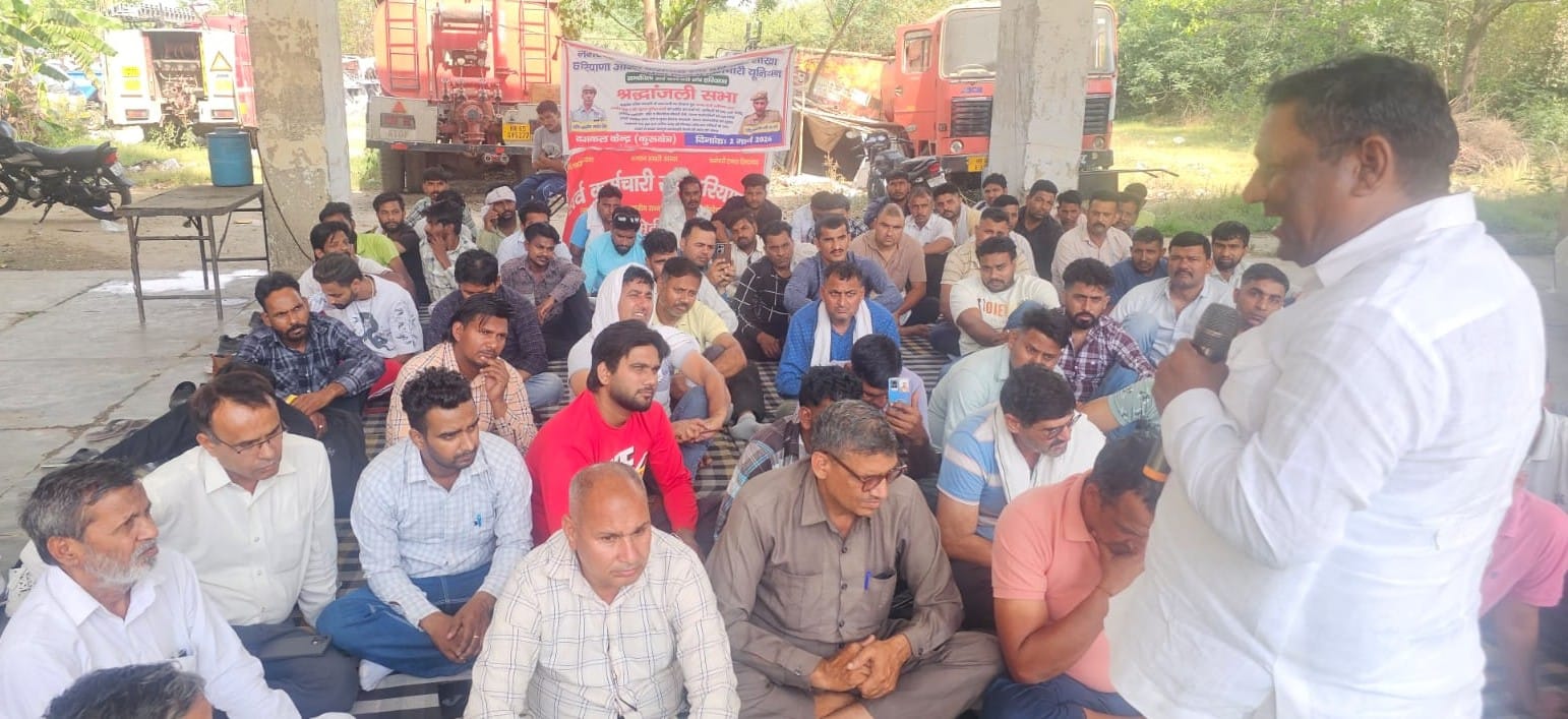कुरुक्षेत्र। हड़ताल पर बैठे फायर कर्मियों को संबोधित करते प्रदेशाध्यक्ष नरेश शास्त्री। स्वयं कुरुक्षेत्र। हड़ताल पर बैठे फायर कर्मियों को संबोधित करते प्रदेशाध्यक्ष नरेश शास्त्री। स्वयं