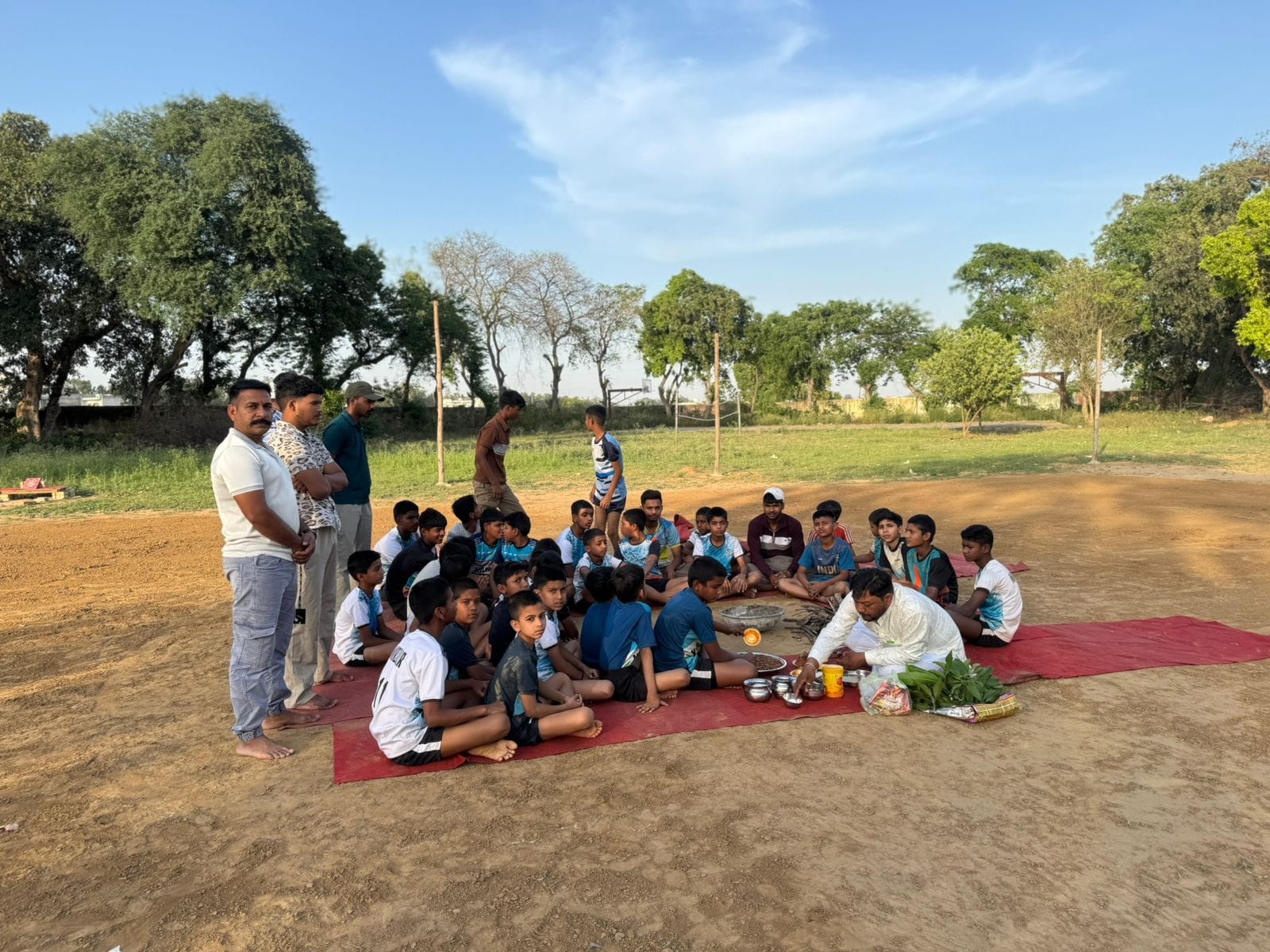 कुरुक्षेत्र। कबड्डी मैदान पर हवन करते खिलाड़ी व कोच। स्वयं कुरुक्षेत्र। कबड्डी मैदान पर हवन करते खिलाड़ी व कोच। स्वयं