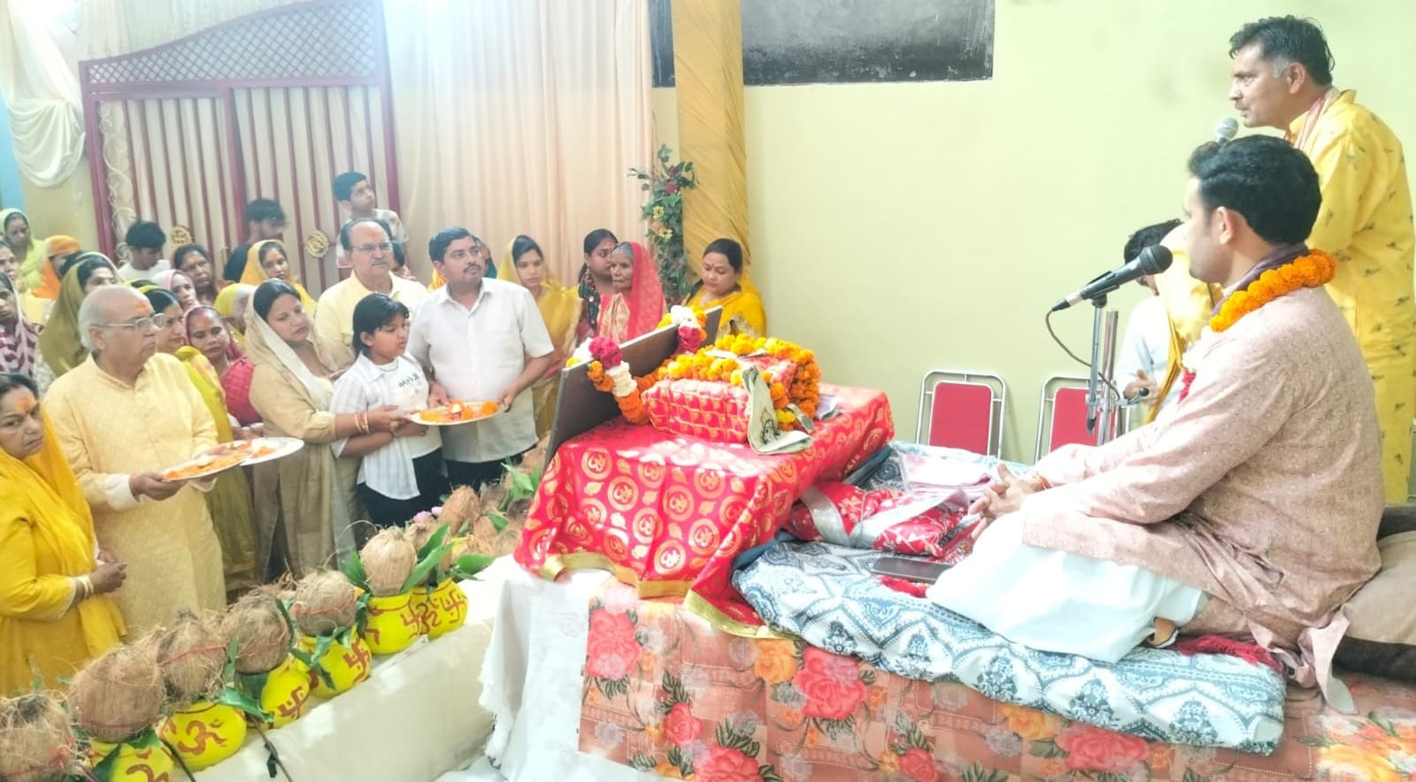 कुरुक्षेत्र। पटियाला बैंक कॉलोनी में श्री शिव महापुराण कथा के दौरान प्रवचन करते आचार्य रमेश उनि
