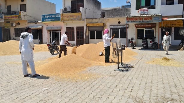 करनाल कैथल रोड से गुजरते वाहन चालक। संवाद