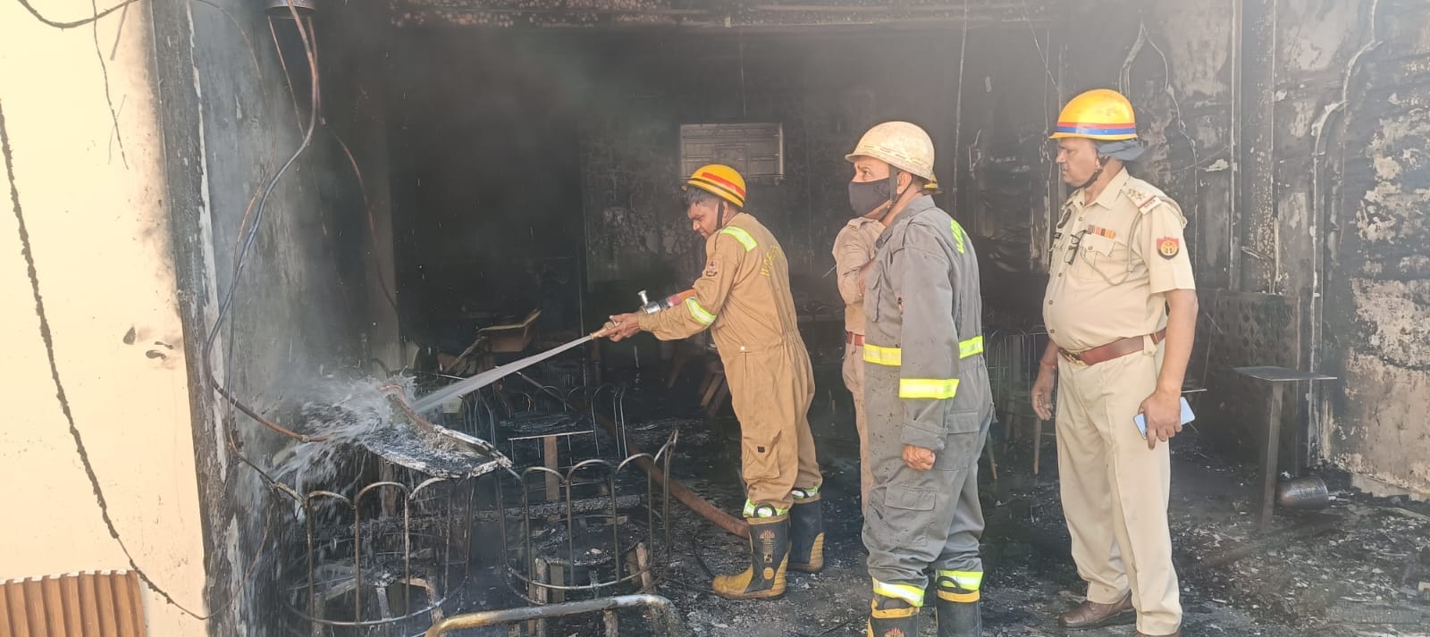 कैसरबाग चौराहा के पास फारसा रेस्टोरेंट में लगी आग, मौके पर पहुंच दमकलकर्मियों ने आग पर पाया काब कैसरबाग चौराहा के पास फारसा रेस्टोरेंट में लगी आग, मौके पर पहुंच दमकलकर्मियों ने आग पर पाया काब