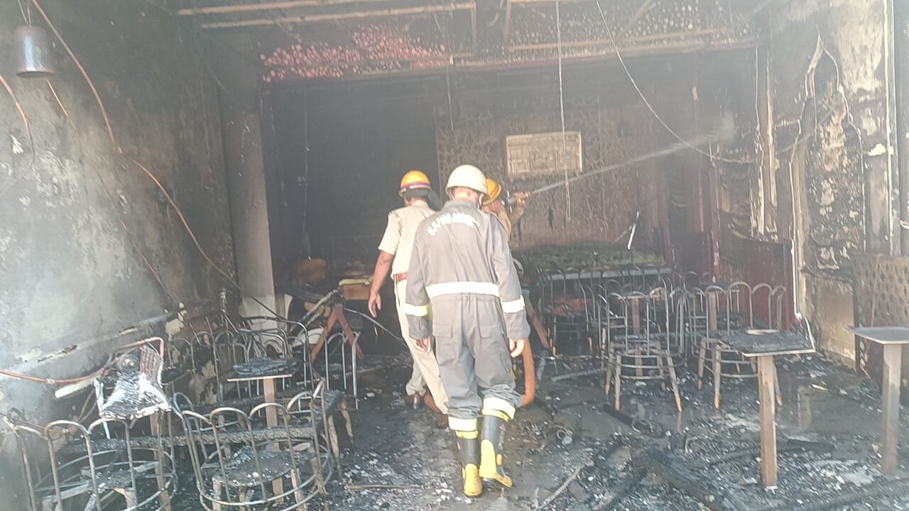 कैसरबाग चौराहा के पास फारसा रेस्टोरेंट में लगी आग, मौके पर पहुंच दमकलकर्मियों ने आग पर पाया काब कैसरबाग चौराहा के पास फारसा रेस्टोरेंट में लगी आग, मौके पर पहुंच दमकलकर्मियों ने आग पर पाया काब