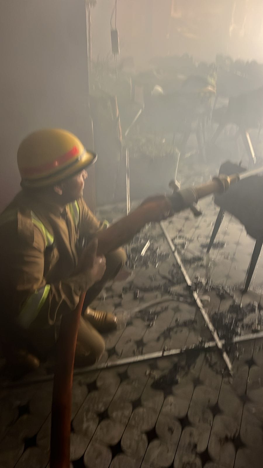 कैसरबाग चौराहा के पास फारसा रेस्टोरेंट में लगी आग, मौके पर पहुंच दमकलकर्मियों ने आग पर पाया काब कैसरबाग चौराहा के पास फारसा रेस्टोरेंट में लगी आग, मौके पर पहुंच दमकलकर्मियों ने आग पर पाया काब
