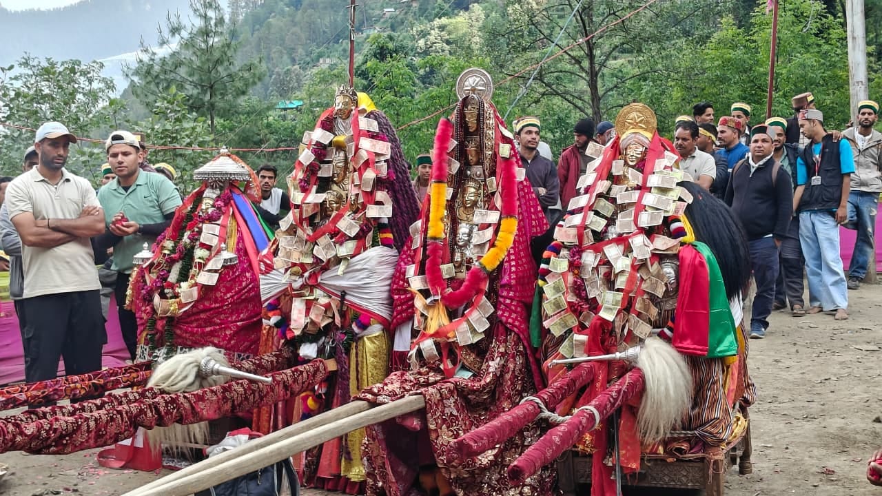 कुशवा में 70 लाख की लागत से तैयार हुआ देवी माता दमासन का नवनिर्मित मंदिर। स्रोत : जागरूक पाठक कुशवा में 70 लाख की लागत से तैयार हुआ देवी माता दमासन का नवनिर्मित मंदिर। स्रोत : जागरूक पाठक