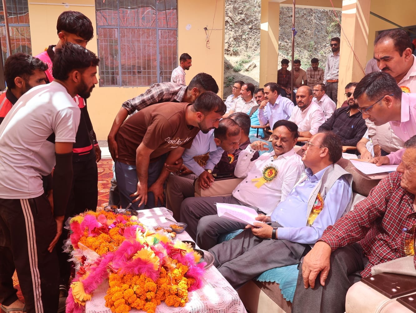 कोटा पाब में आयोजित कार्यक्रम में लोगों को संबोधित करते उद्योग मंत्री हर्षवर्धन चौहान स्रोत : ज