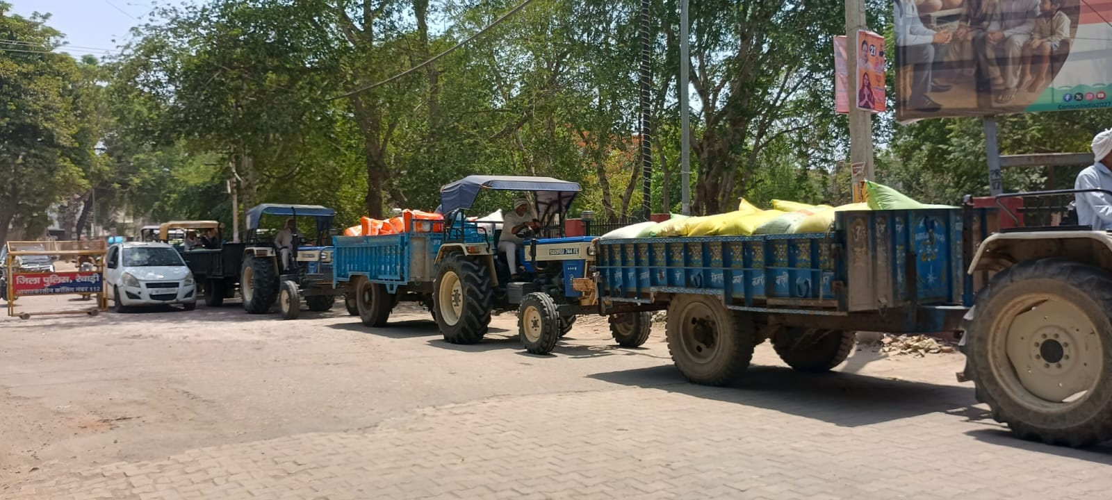 नई अनाज मंडी के गेट के बाहर लगा जाम। संवाद