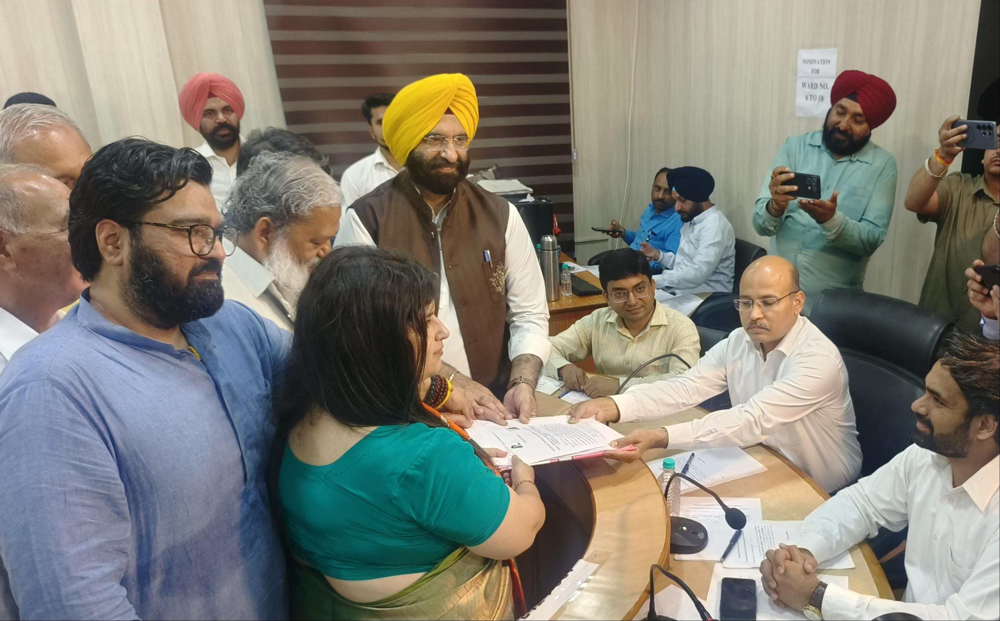 नामांकन के इंतजार में कक्ष में बैठे मंत्री रणबीर गंगवा, मनजिंदर सिंह सिरसा व सांसद कार्तिकेय शर नामांकन के इंतजार में कक्ष में बैठे मंत्री रणबीर गंगवा, मनजिंदर सिंह सिरसा व सांसद कार्तिकेय शर