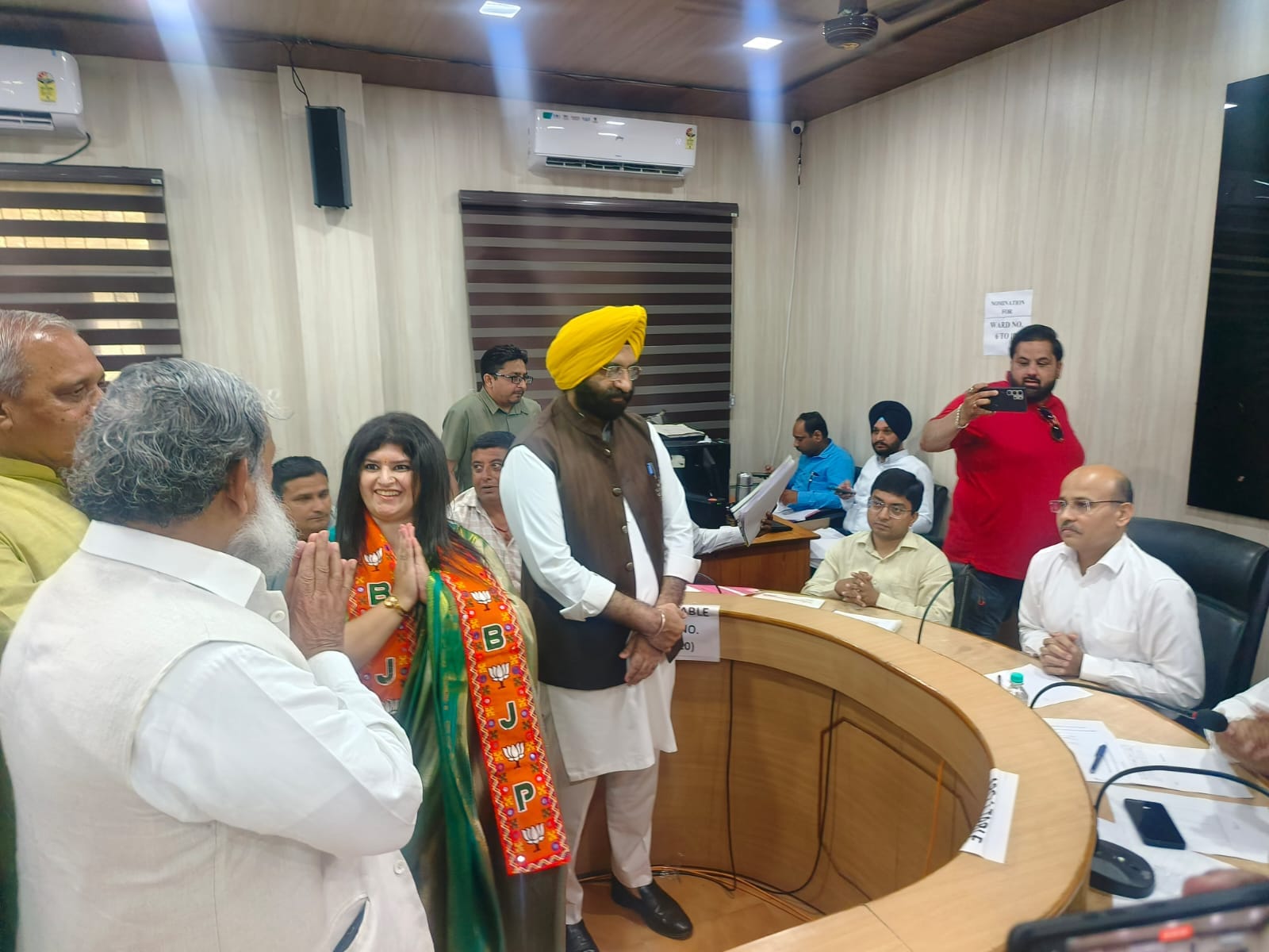नामांकन के इंतजार में कक्ष में बैठे मंत्री रणबीर गंगवा, मनजिंदर सिंह सिरसा व सांसद कार्तिकेय शर नामांकन के इंतजार में कक्ष में बैठे मंत्री रणबीर गंगवा, मनजिंदर सिंह सिरसा व सांसद कार्तिकेय शर