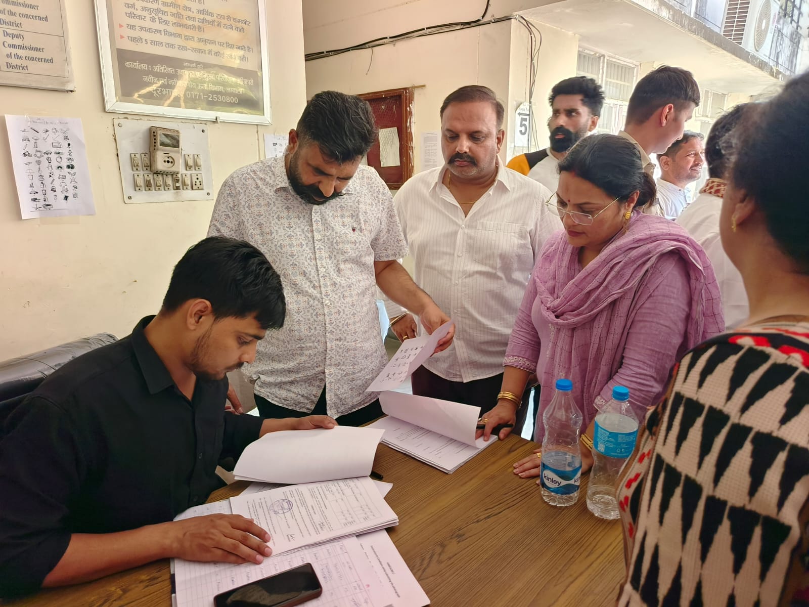 नामांकन के इंतजार में कक्ष में बैठे मंत्री रणबीर गंगवा, मनजिंदर सिंह सिरसा व सांसद कार्तिकेय शर नामांकन के इंतजार में कक्ष में बैठे मंत्री रणबीर गंगवा, मनजिंदर सिंह सिरसा व सांसद कार्तिकेय शर