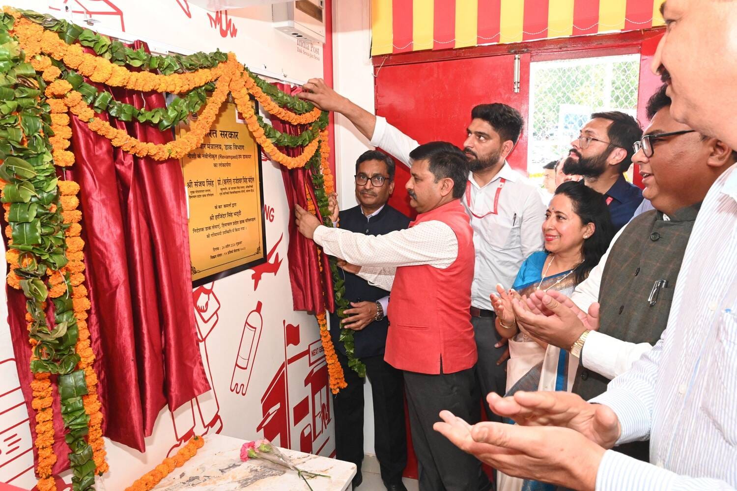 नौणी विवि में एन-जेन (नेक्स्ट जनरेशन) थीम आधारित आधुनिक डाकघर का उद्घाटन के दौरान मौजूद युवा: स