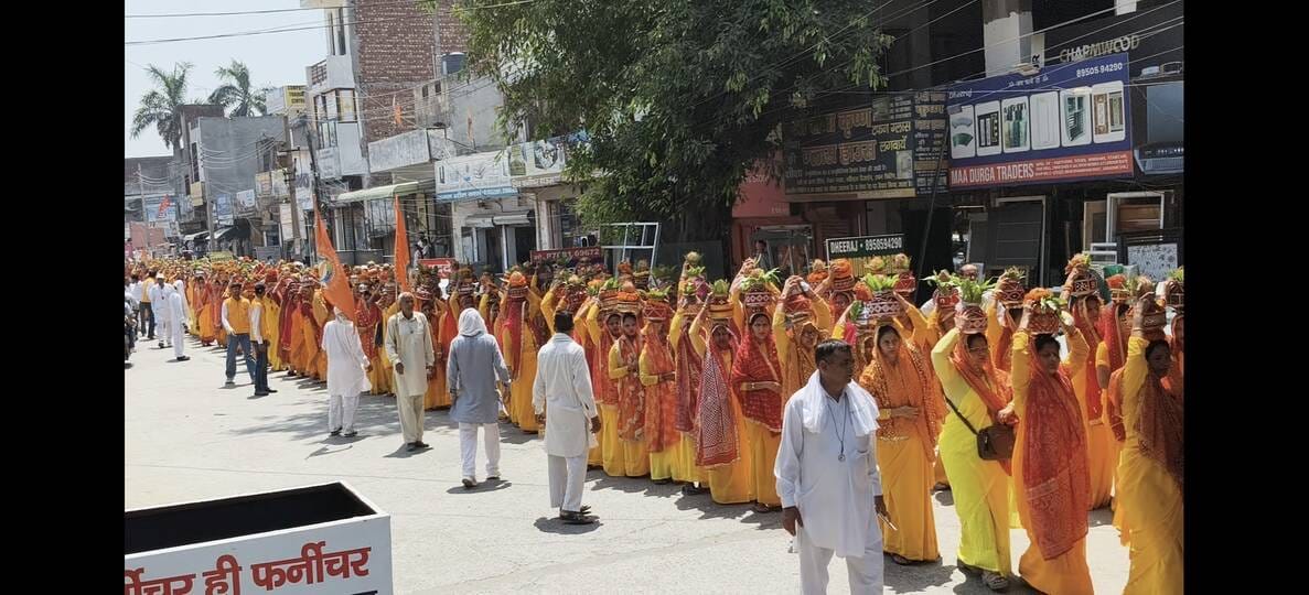पूजन करते संस्थान के साधक व उपस्थित अन्य। संस्थान पूजन करते संस्थान के साधक व उपस्थित अन्य। संस्थान