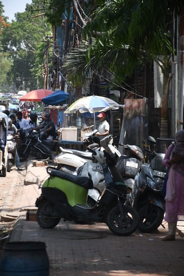 पार्क रोड के फुटपाथ पर अतिक्रमण। पार्क रोड के फुटपाथ पर अतिक्रमण।