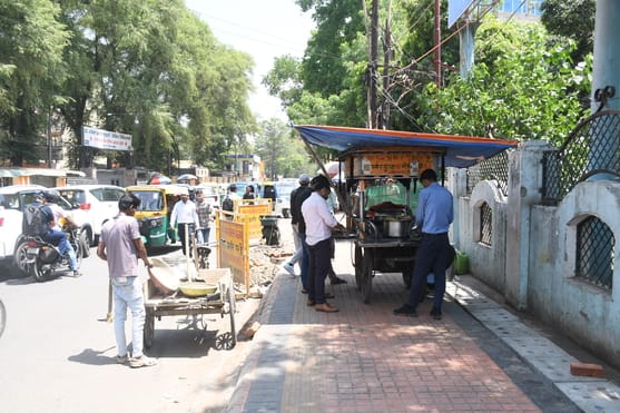 पार्क रोड के फुटपाथ पर अतिक्रमण। पार्क रोड के फुटपाथ पर अतिक्रमण।