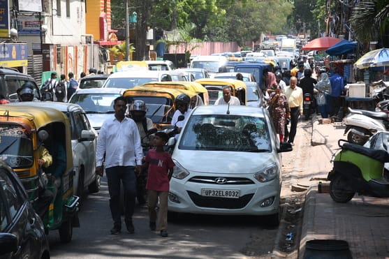पार्क रोड के फुटपाथ पर अतिक्रमण। पार्क रोड के फुटपाथ पर अतिक्रमण।