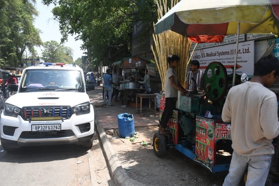 पार्क रोड के फुटपाथ पर अतिक्रमण। पार्क रोड के फुटपाथ पर अतिक्रमण।
