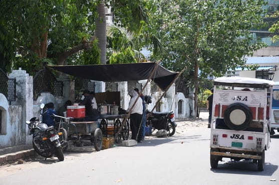 पार्क रोड के फुटपाथ पर अतिक्रमण। पार्क रोड के फुटपाथ पर अतिक्रमण।