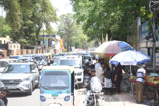 पार्क रोड के फुटपाथ पर अतिक्रमण। पार्क रोड के फुटपाथ पर अतिक्रमण।