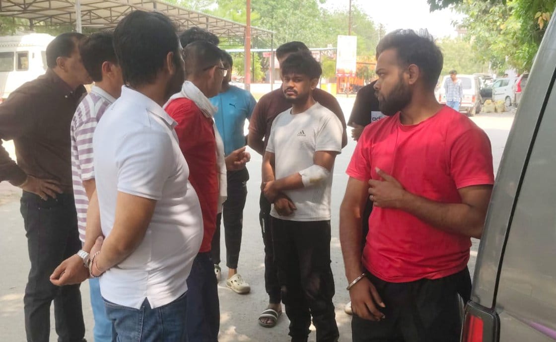प्रवीण कुमार की मौत के बाद बागपत पोस्टमार्टम हाउस पर विलाप करते मृतक के परिजन। संवाद