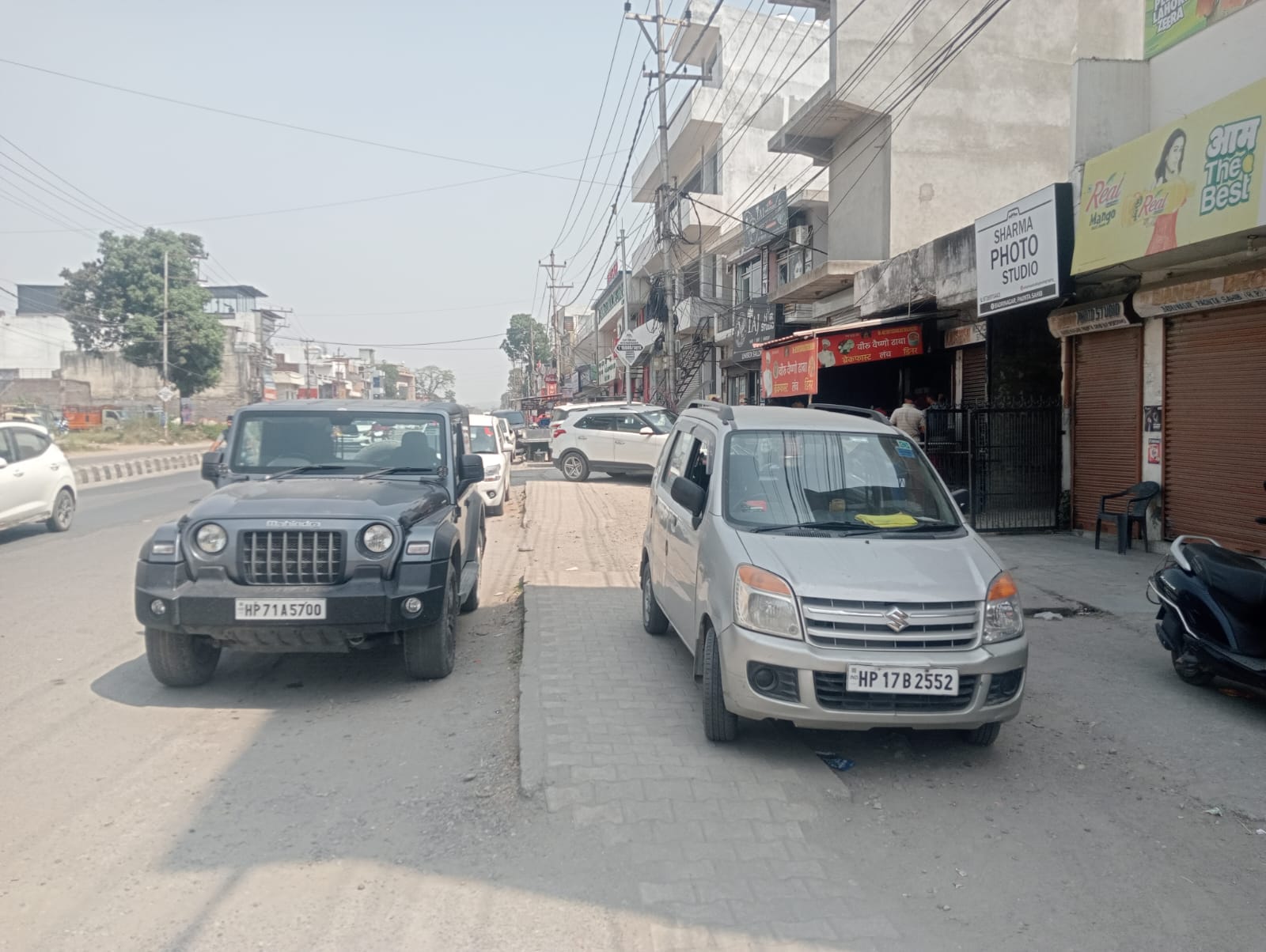 पांवटा साहिब में फूटपॉथ पर पार्क किए गए वाहन व खडी रेहडियां। संवाद