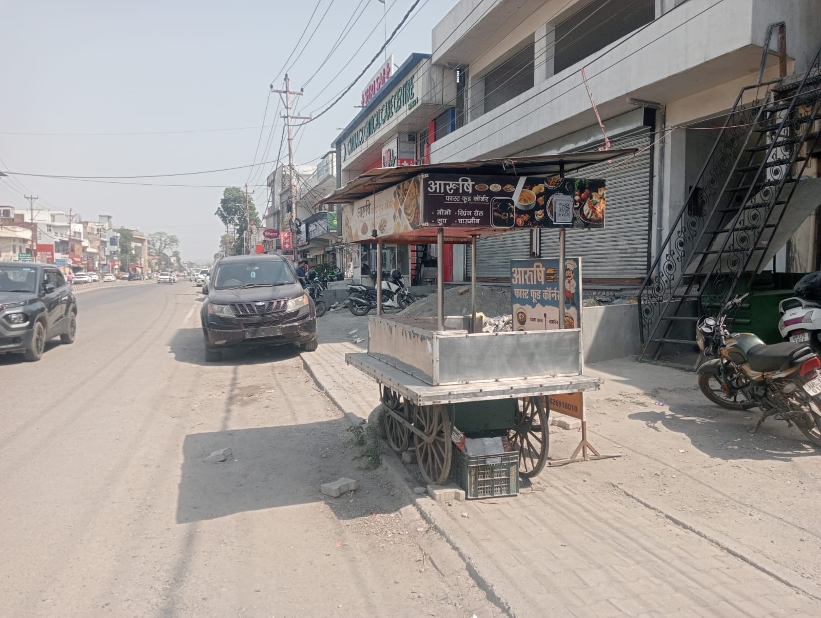 पांवटा साहिब में फूटपॉथ पर पार्क किए गए वाहन व खडी रेहडियां। संवाद