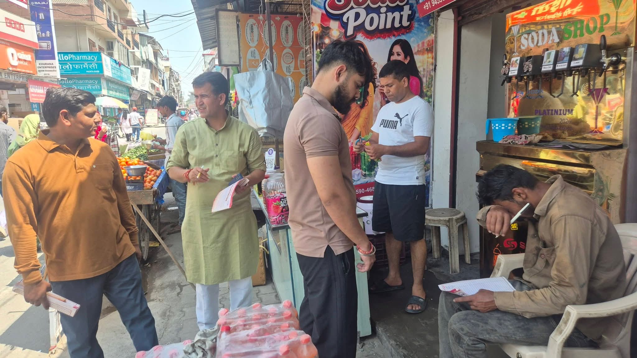 पांवटा साहिब मुख्य बाजार में 'गो सम्मान आह्वान अभियान' में हस्ताक्षर अभियान चलाते गोसेवक। संवा