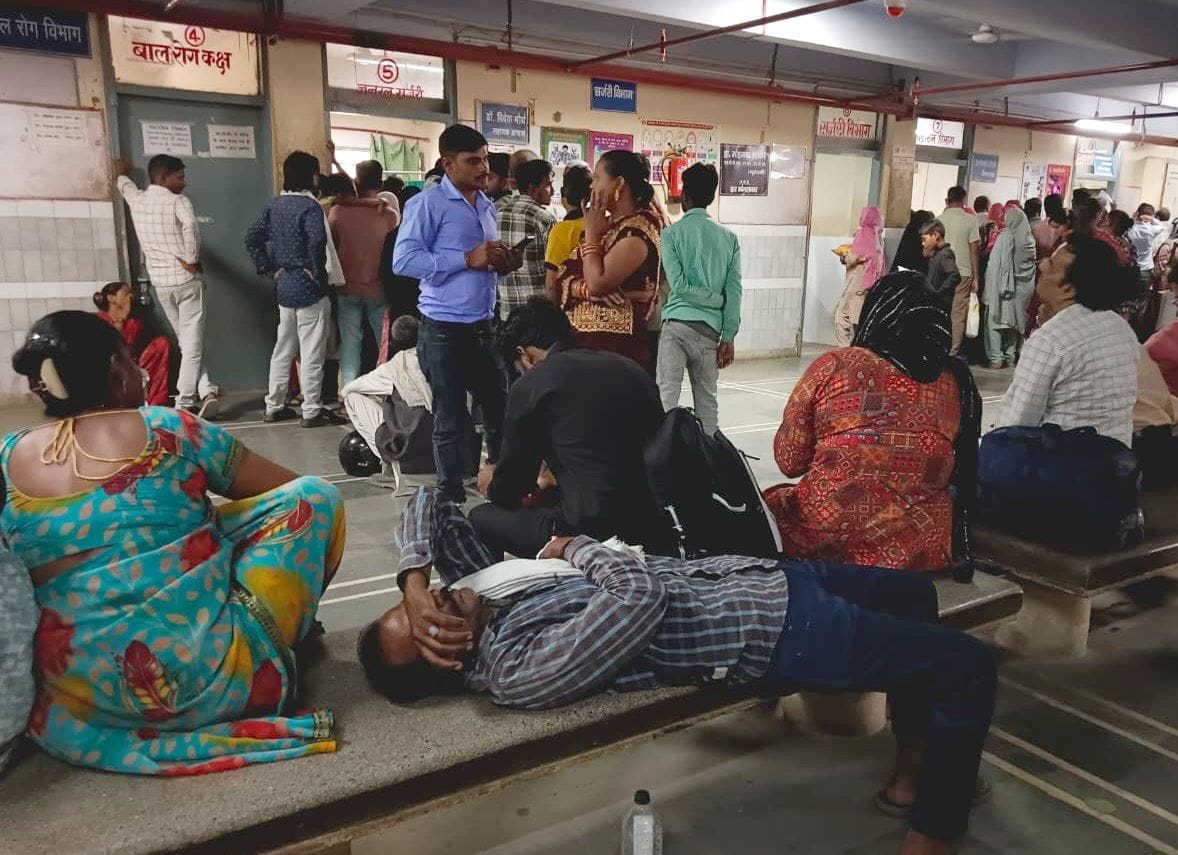 राजकीय मेडिकल कॉलेज की ओपीडी में रोजाना उमड़ रही मरीजों की भीड़। संवाद