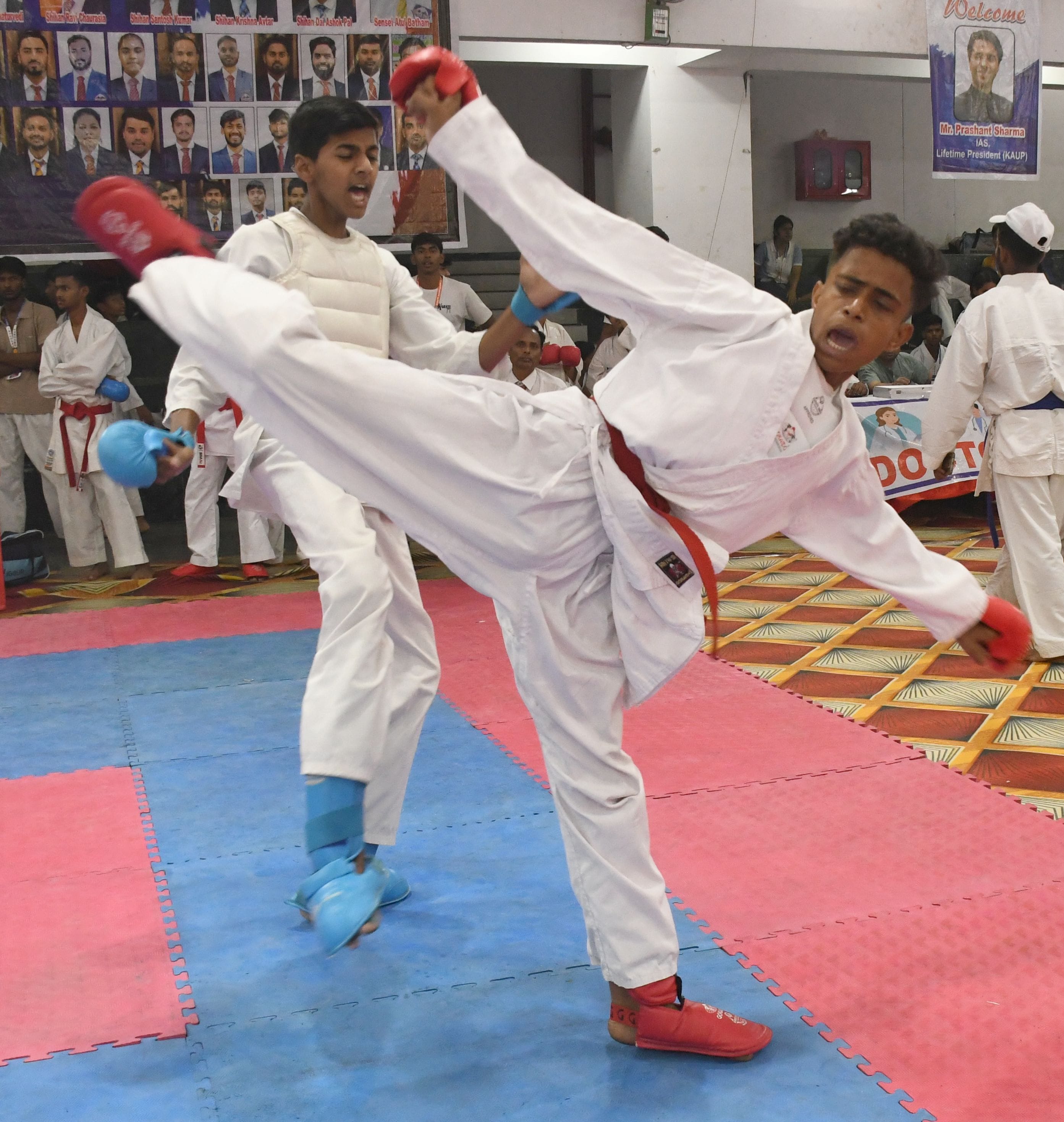 राज्य कराटे प्रतियोगिता में भिड़ते खिलाड़ी। 