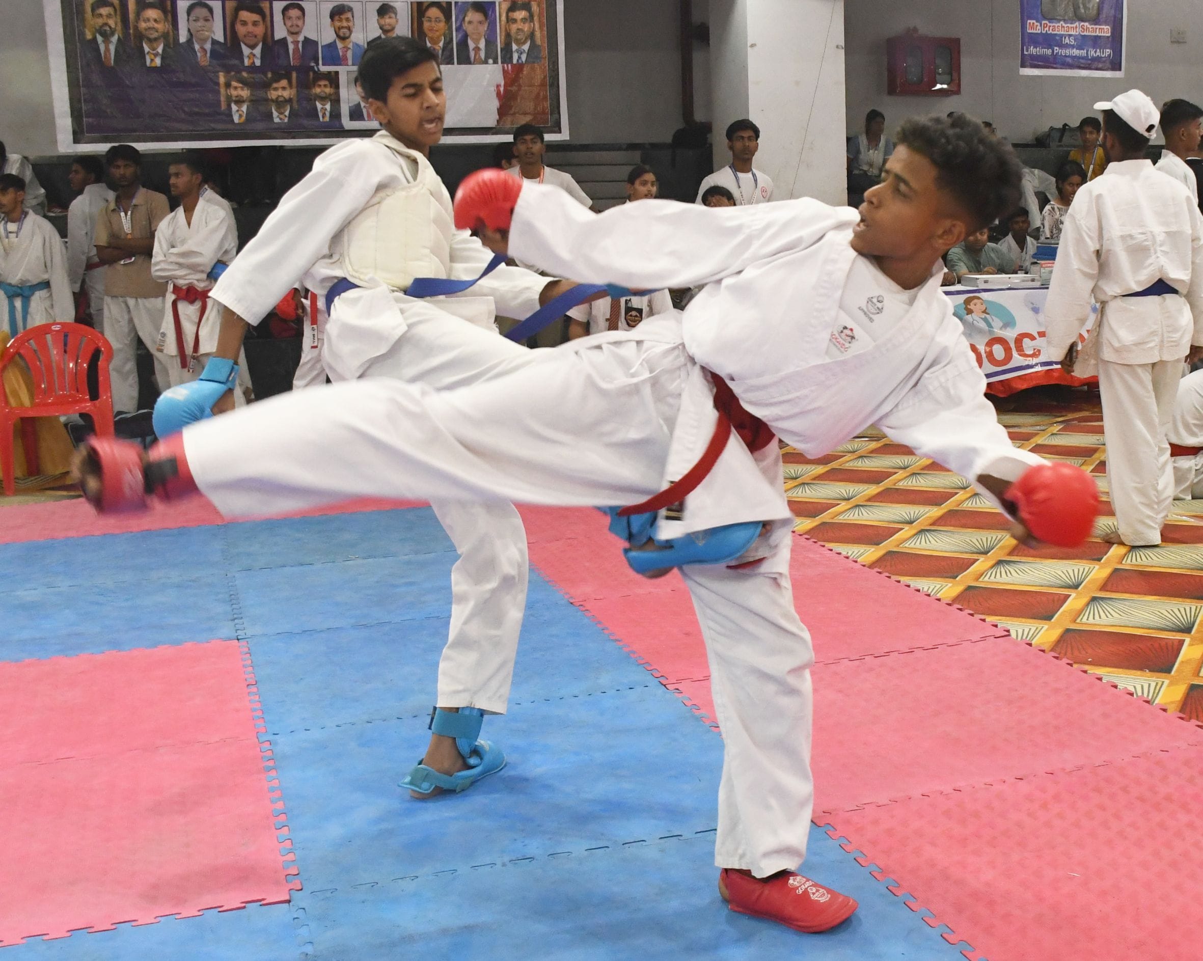 राज्य कराटे प्रतियोगिता में भिड़ते खिलाड़ी। 